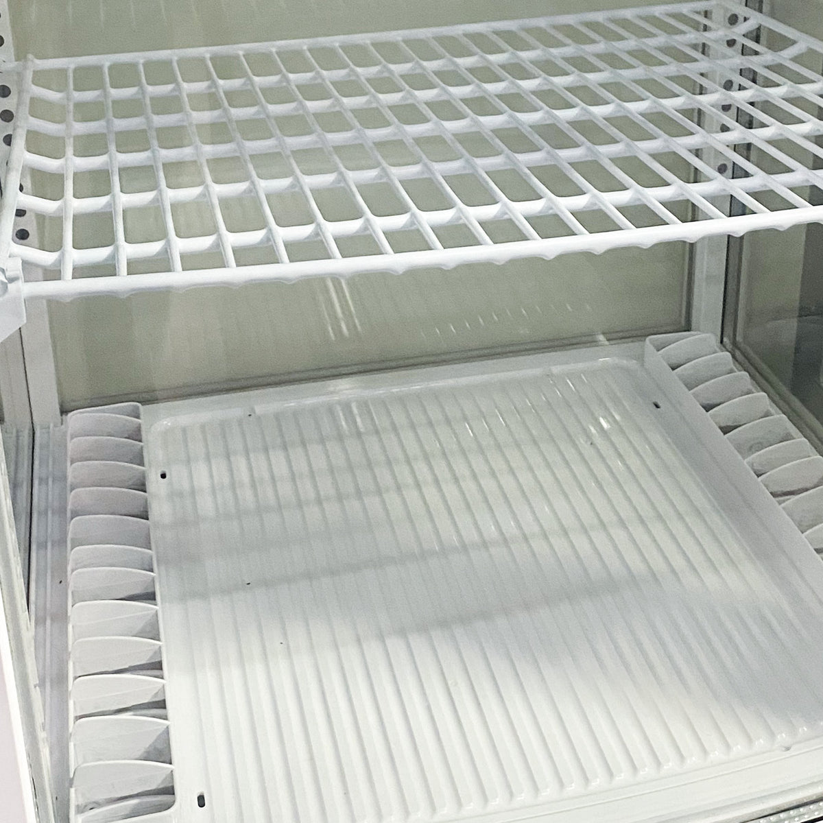 Vitrina pastelera vertical 288 lt. Blanca